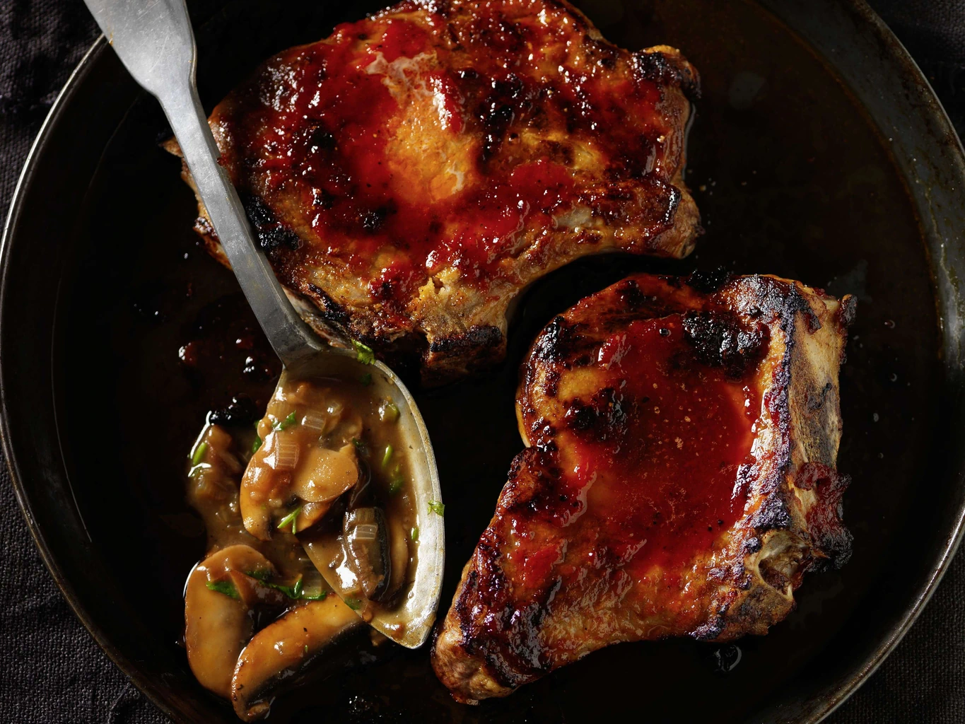 Schweinskoteletts mit Champignonsauce