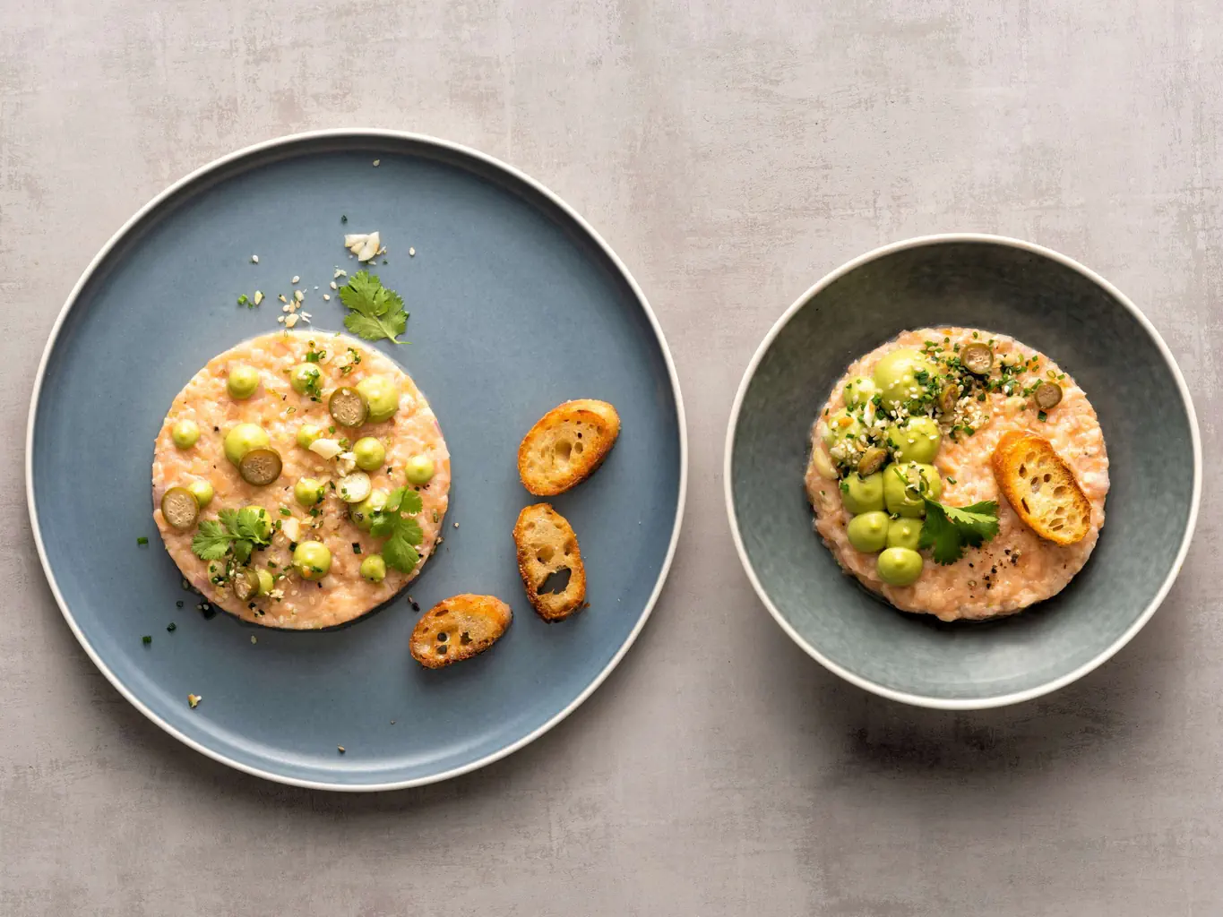 Tartare de saumon avec crème d'avocat à la pomme et au miso