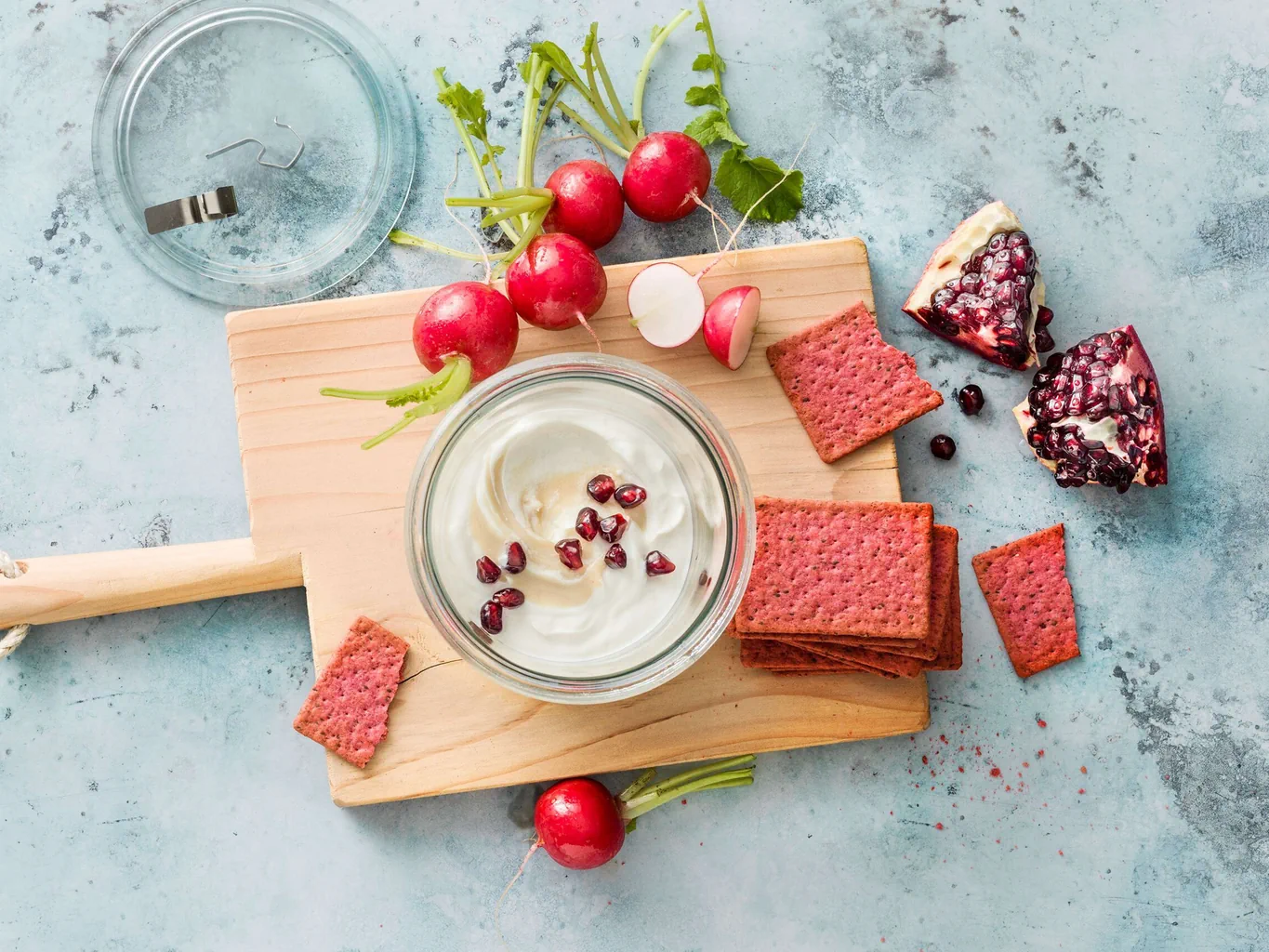 Cracker con salsina di yogurt e tahina