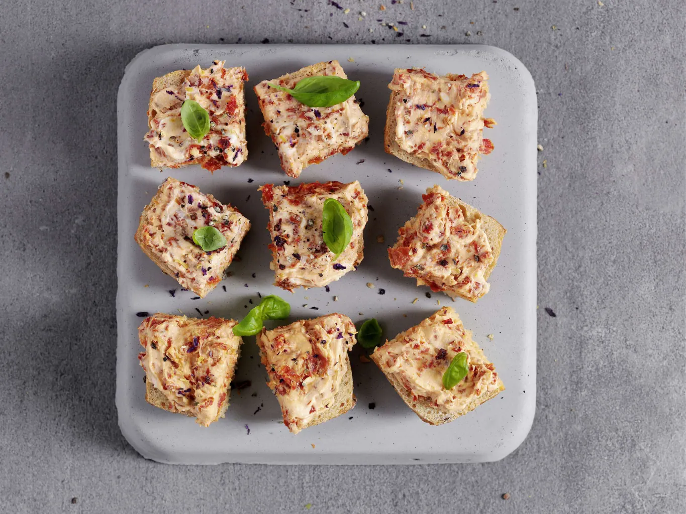 Crostini senza glutine con mousse ai pomodori secchi