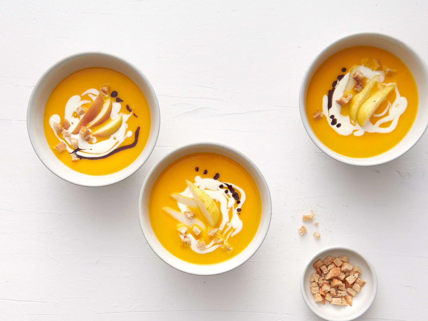 Minestra di carote e pere con olio di semi di zucca