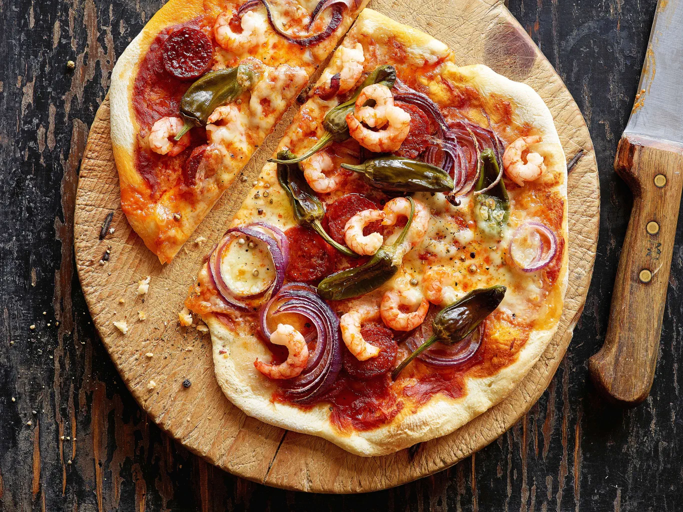 Pizza mit Chorizo und Crevetten
