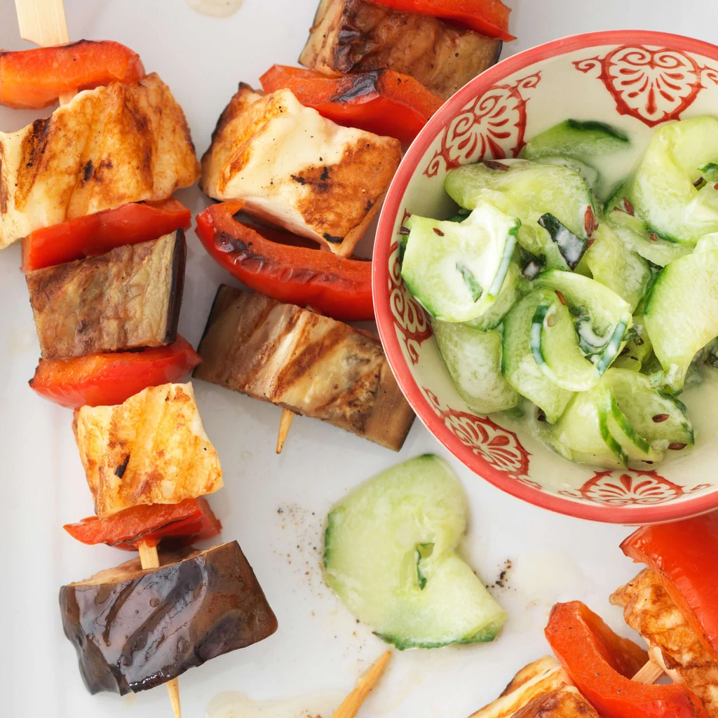 Spiedino di halloumi con cetrioli in insalata