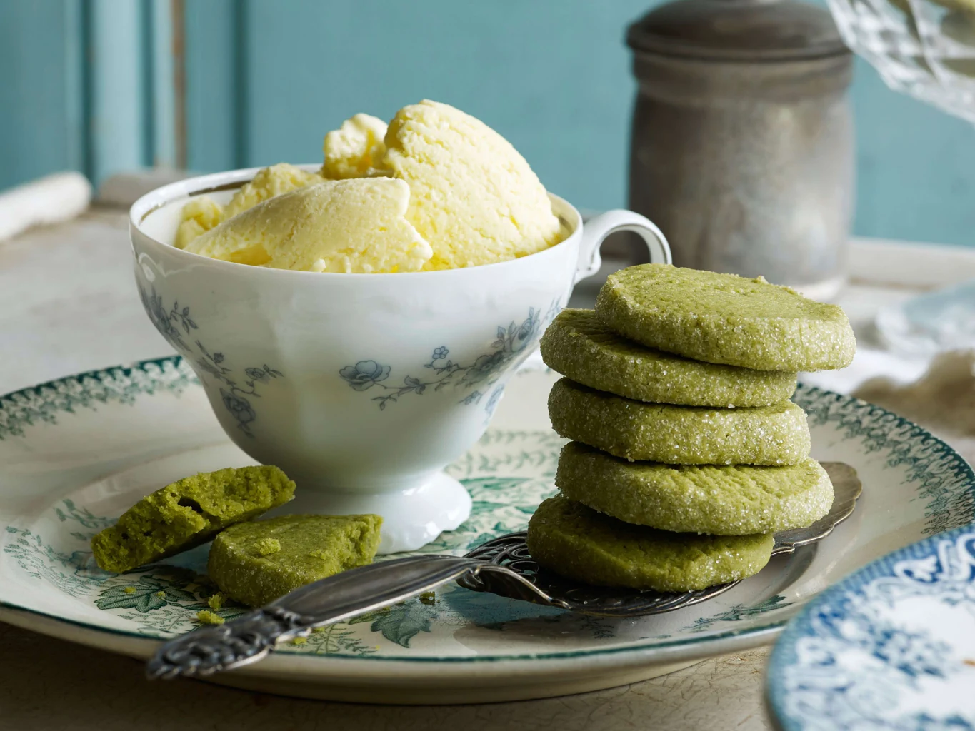 Matcha-Guetzli mit Lindenblüten-Rahmglace