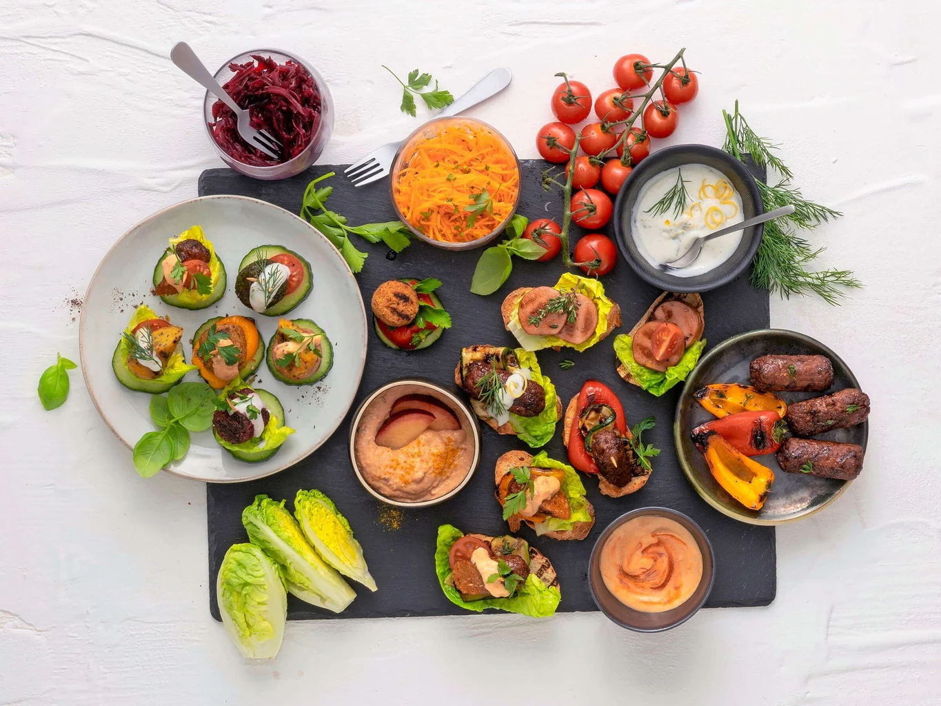 Vassoio di pinchos vegani alla griglia
