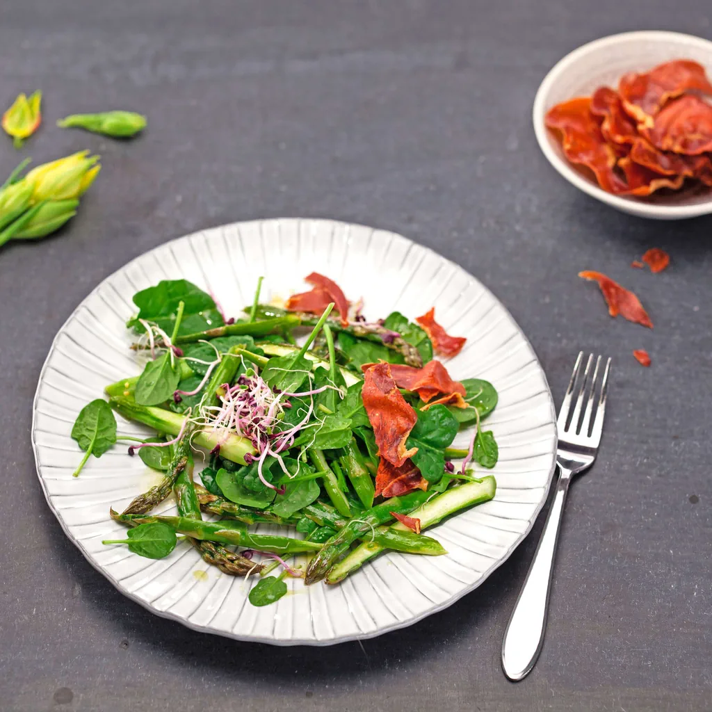 Insalata di asparagi con chips di prosciutto crudo