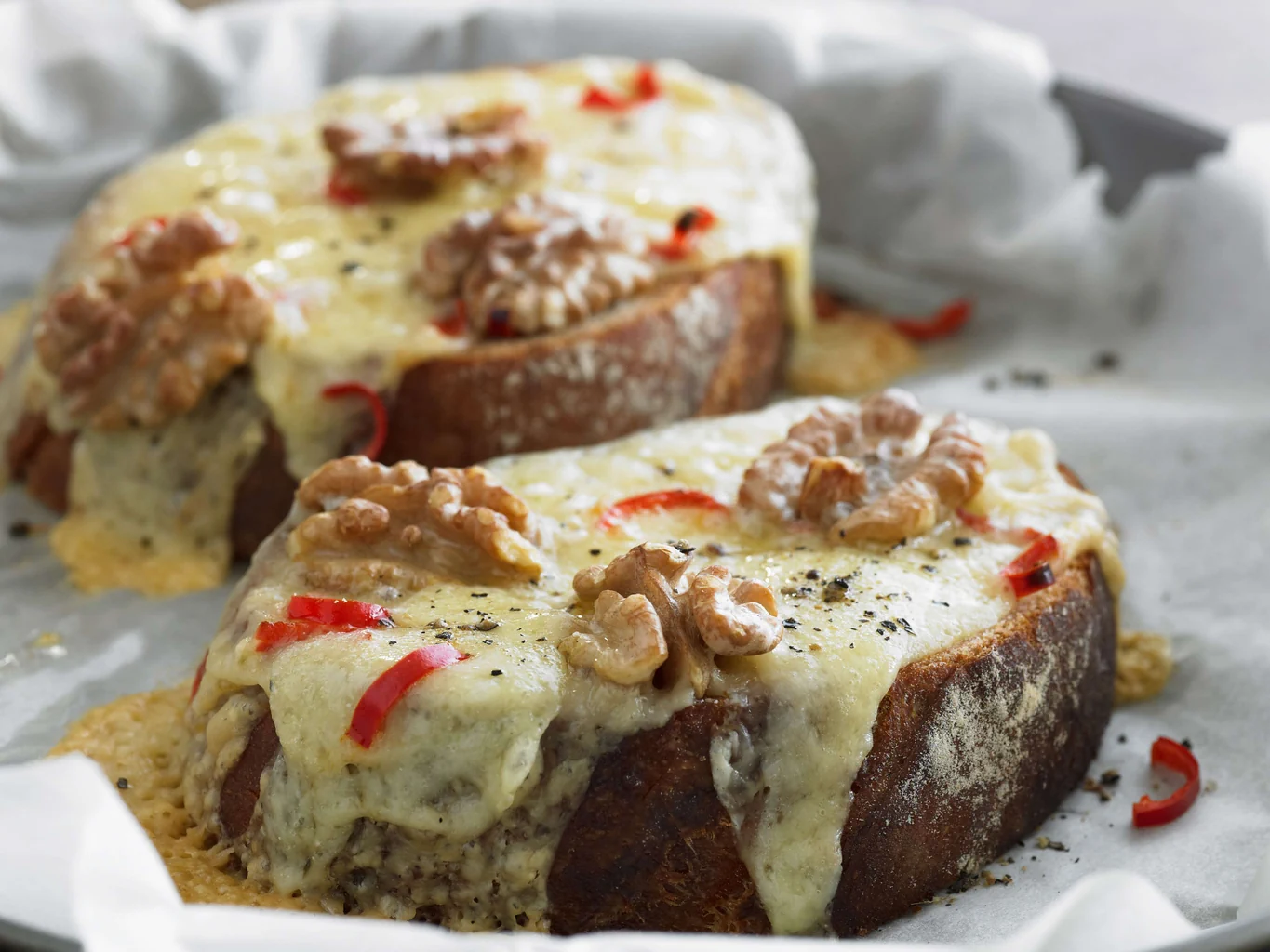 Crostoni al formaggio e noci