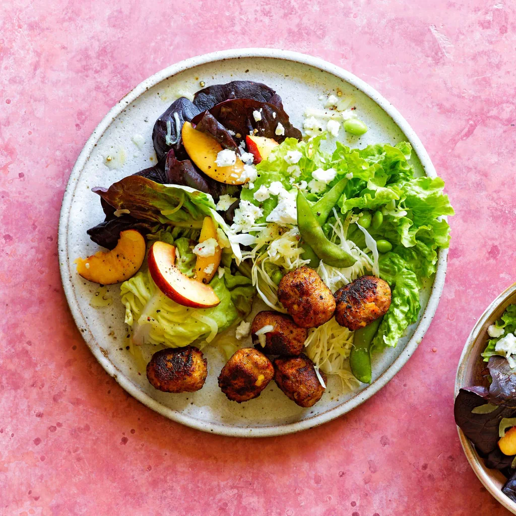 Salade verte avec chou blanc et nectarine
