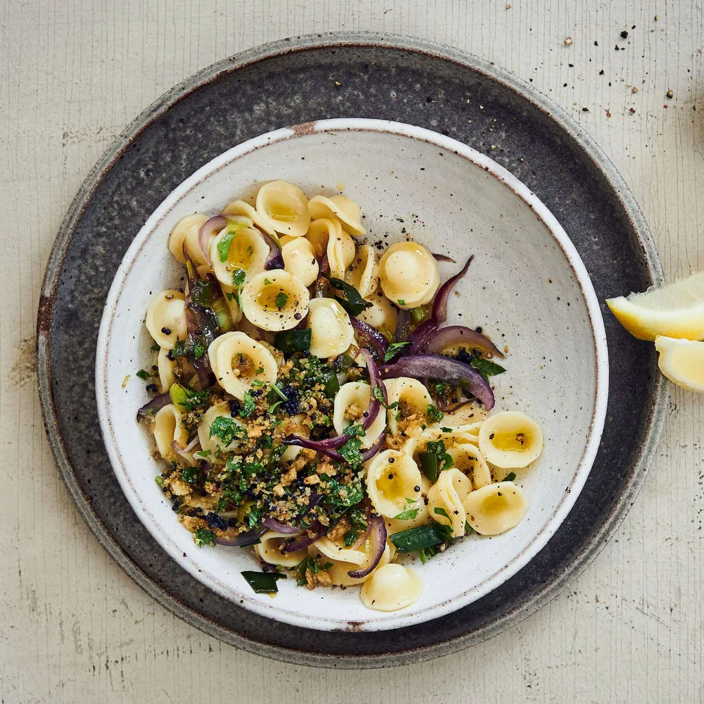 Pasta con uova di pesce e cipolle caramellate