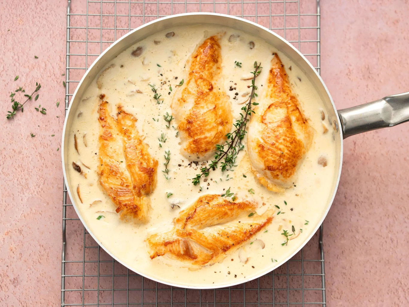 Poulet avec sauce à la crème au fromage et au thym