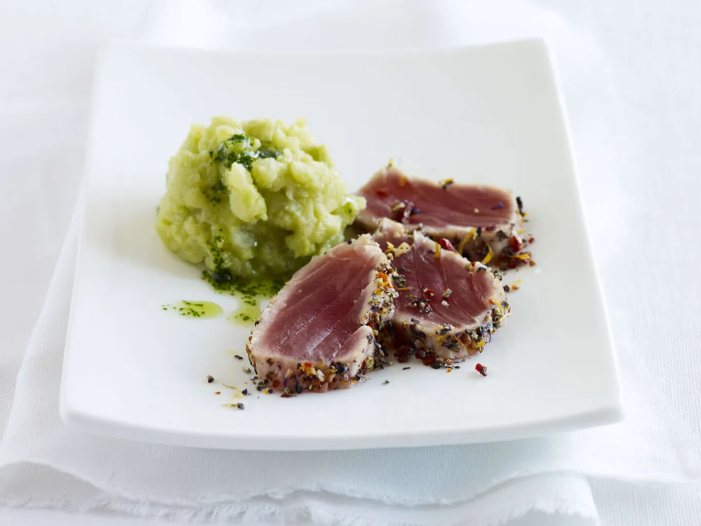 Thunfisch-Sashimi in Blumenpfeffer mit Kartoffel-Avocado-Stampf