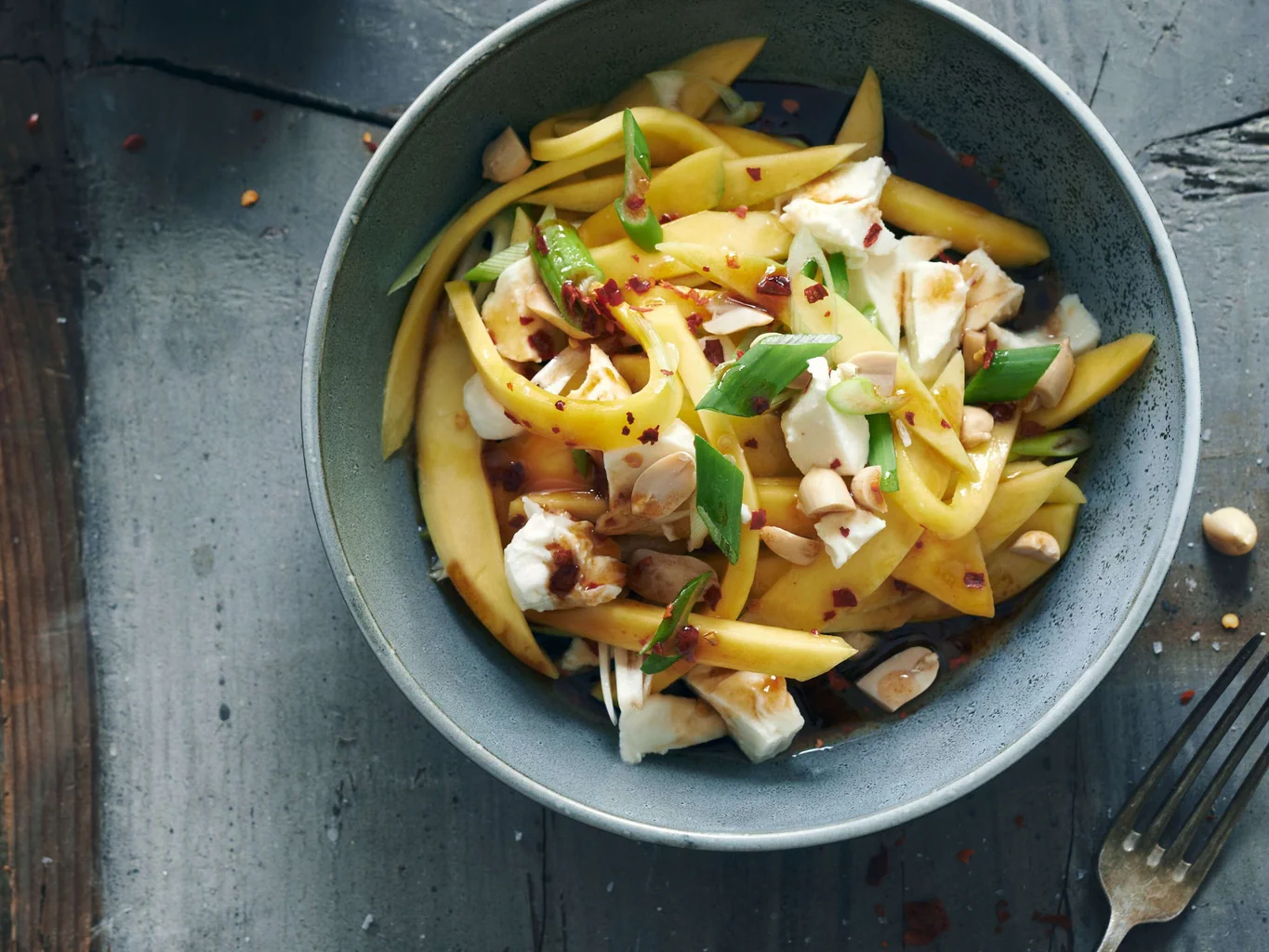 Mango-Mozzarella-Salat mit Erdnüssen und Frühlingszwiebeln