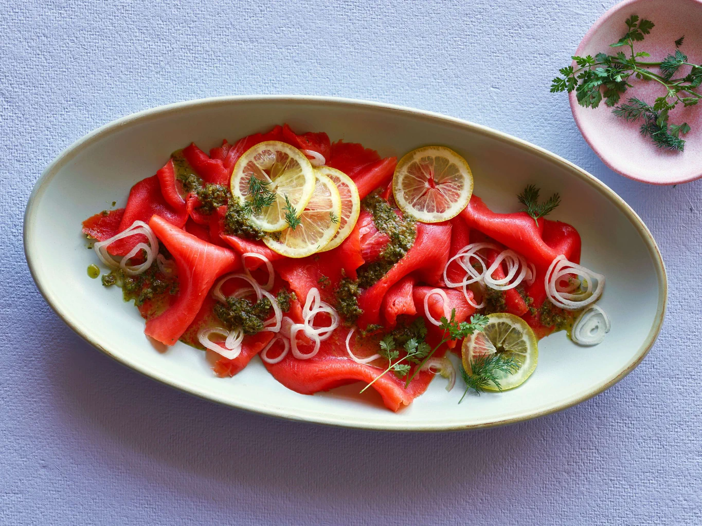 Piatto di salmone affumicato con marinata alle erbe