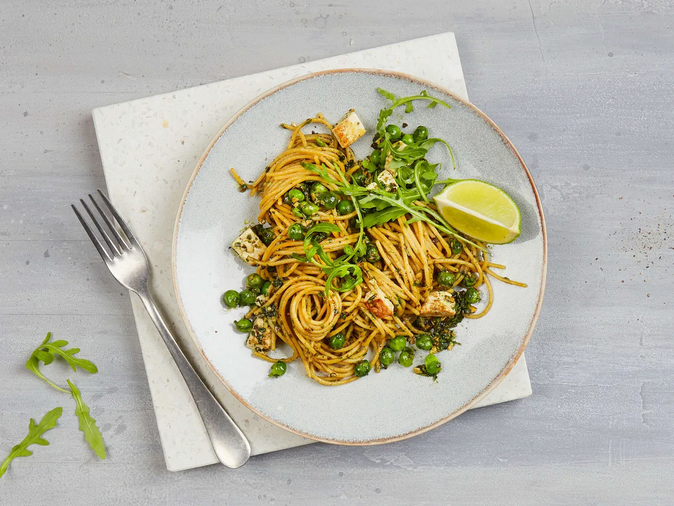 Spaghetti con pesto di semi di zucca e tofu