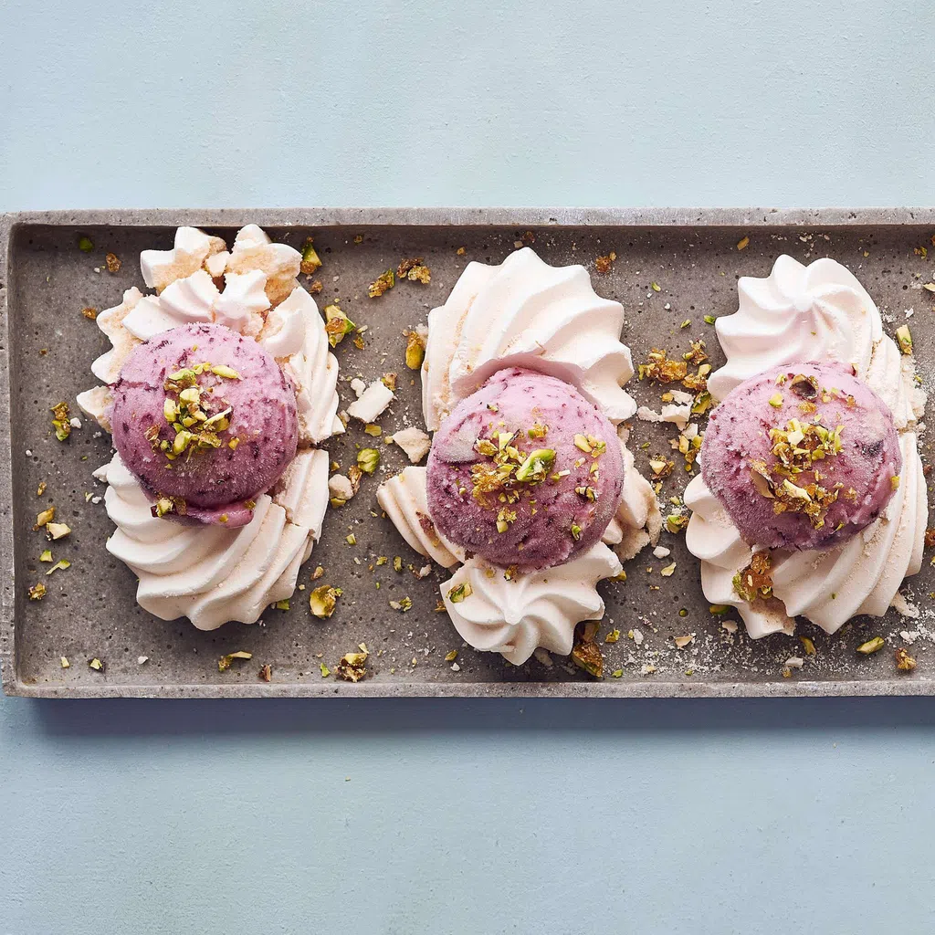 Traubenglace mit Meringues