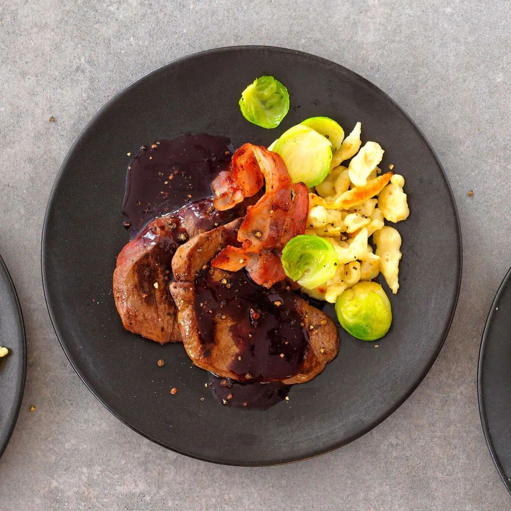 Escalopes de chevreuil avec sauce au porto et choux de bruxelles aux lardons