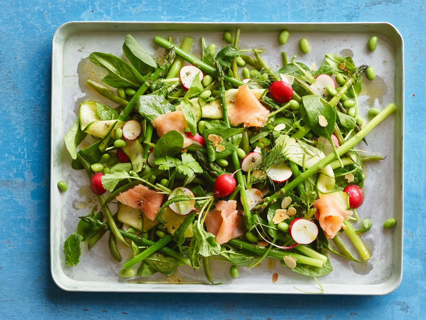 Insalata con asparagi e salmone