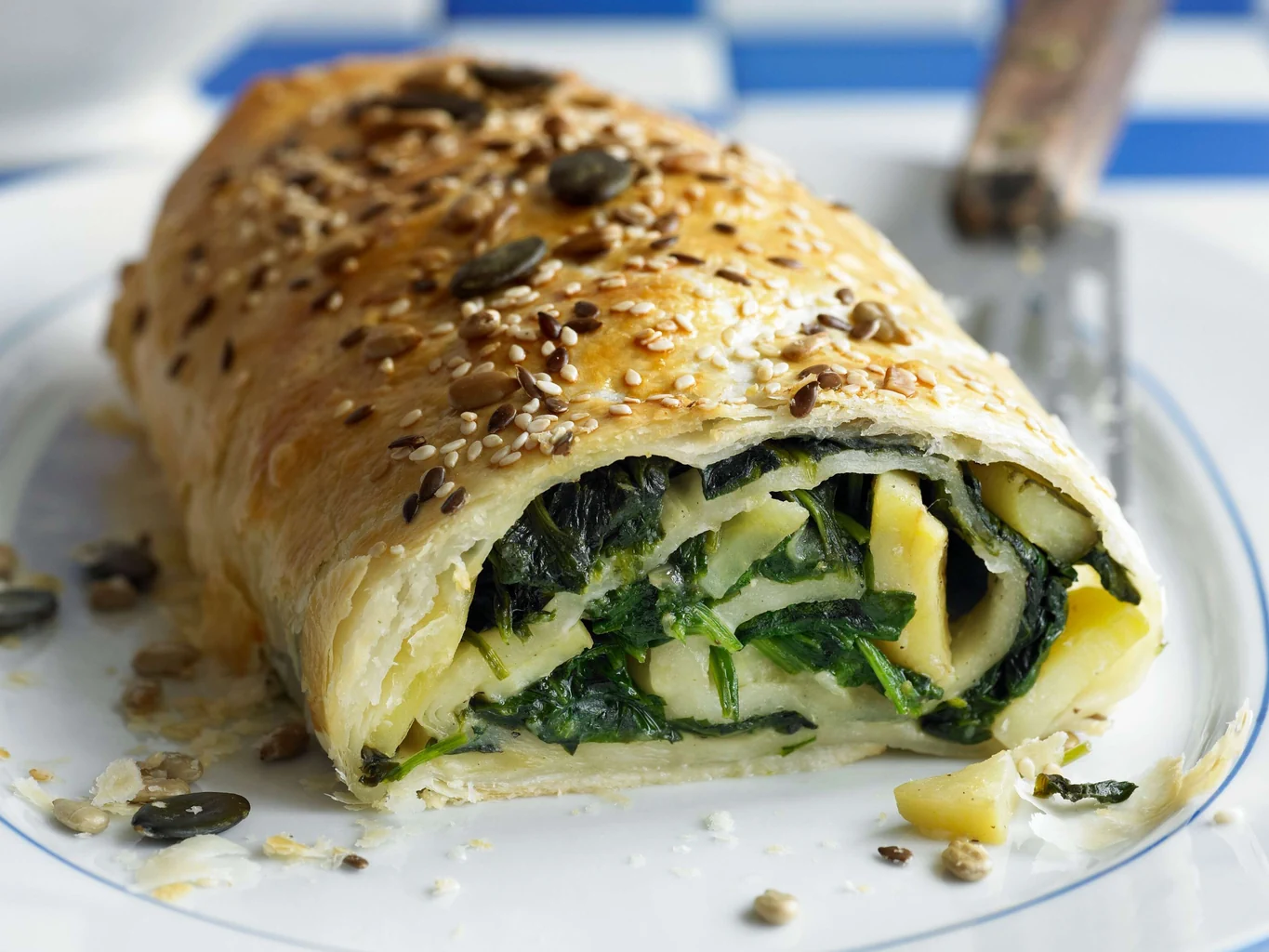 Spinat-Kartoffel-Strudel mit Kräutersauce