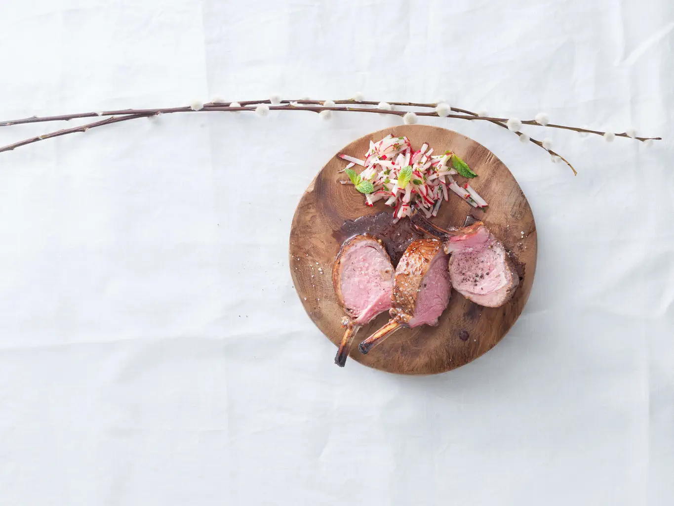 Carré d'agneau glacé avec relish de radis roses