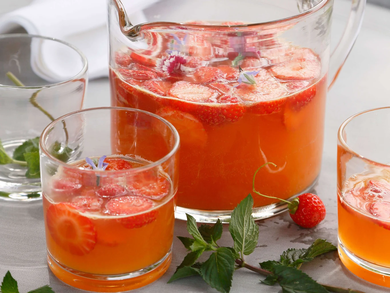 Punch aux fraises et aux fruits de la passion avec fleurs