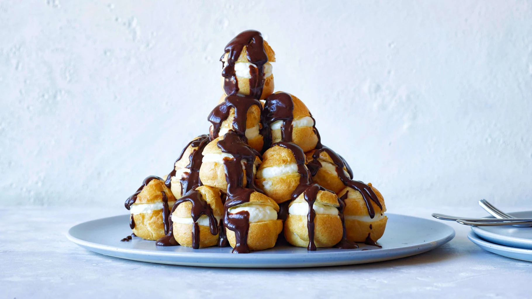 23. Ich profitiere so viel von dir: Profiteroles mit Schokoladensauce