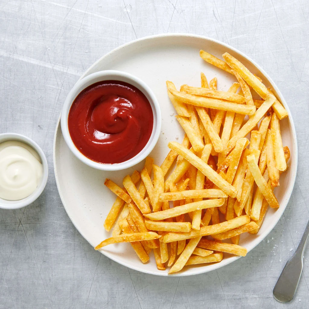 Patatine fritte con ketchup e maionese