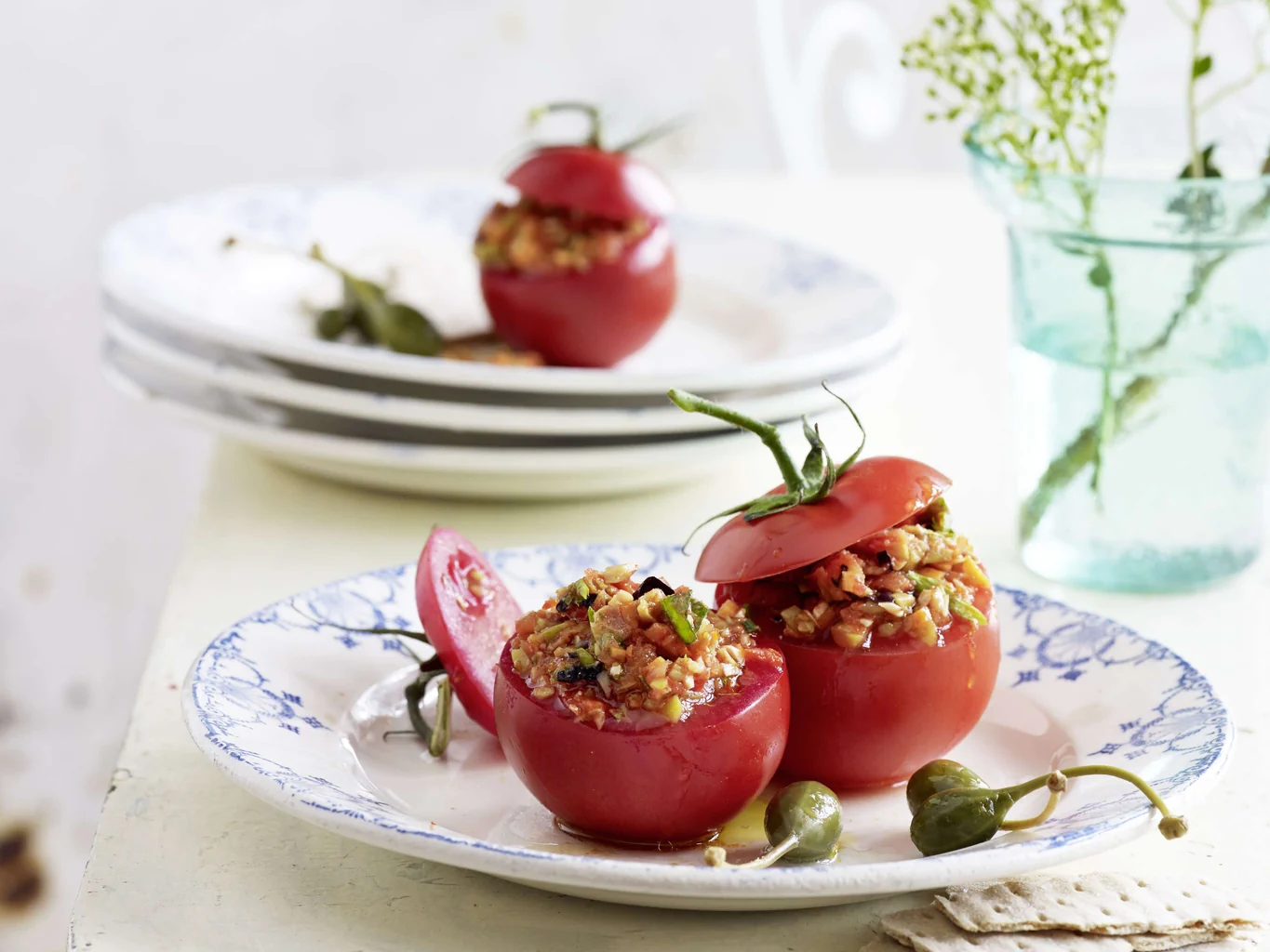 Tomaten mit Gemüse-Tatar