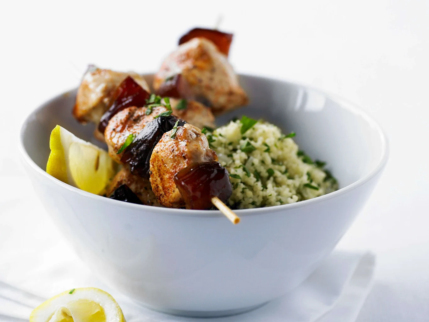 Couscous aux herbes avec brochettes de poulet aux dattes