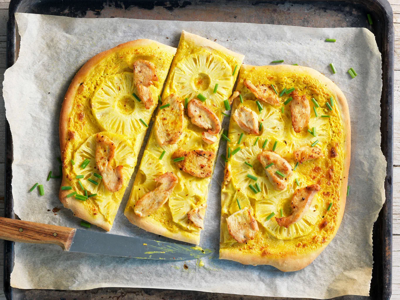 Flammkuchen mit Poulet und Ananas