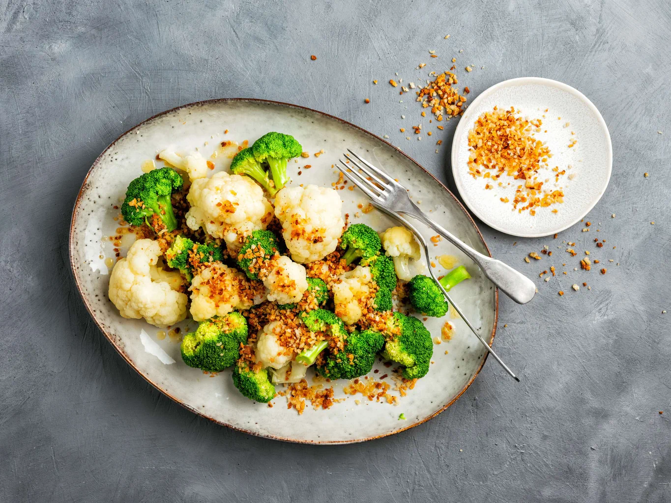 Broccoli und Blumenkohl mit geröstetem Paniermehl
