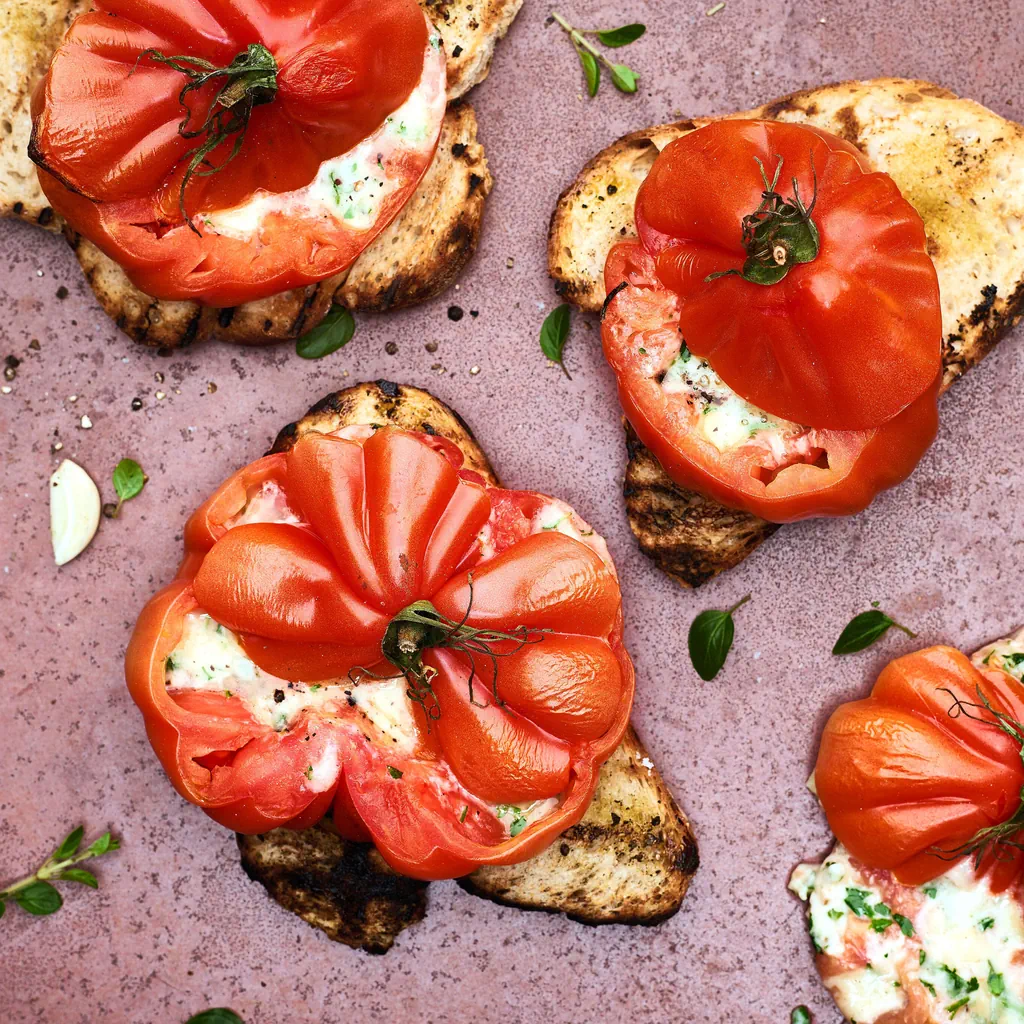 Mit Fonduemischung gefüllte Ochsenherztomate