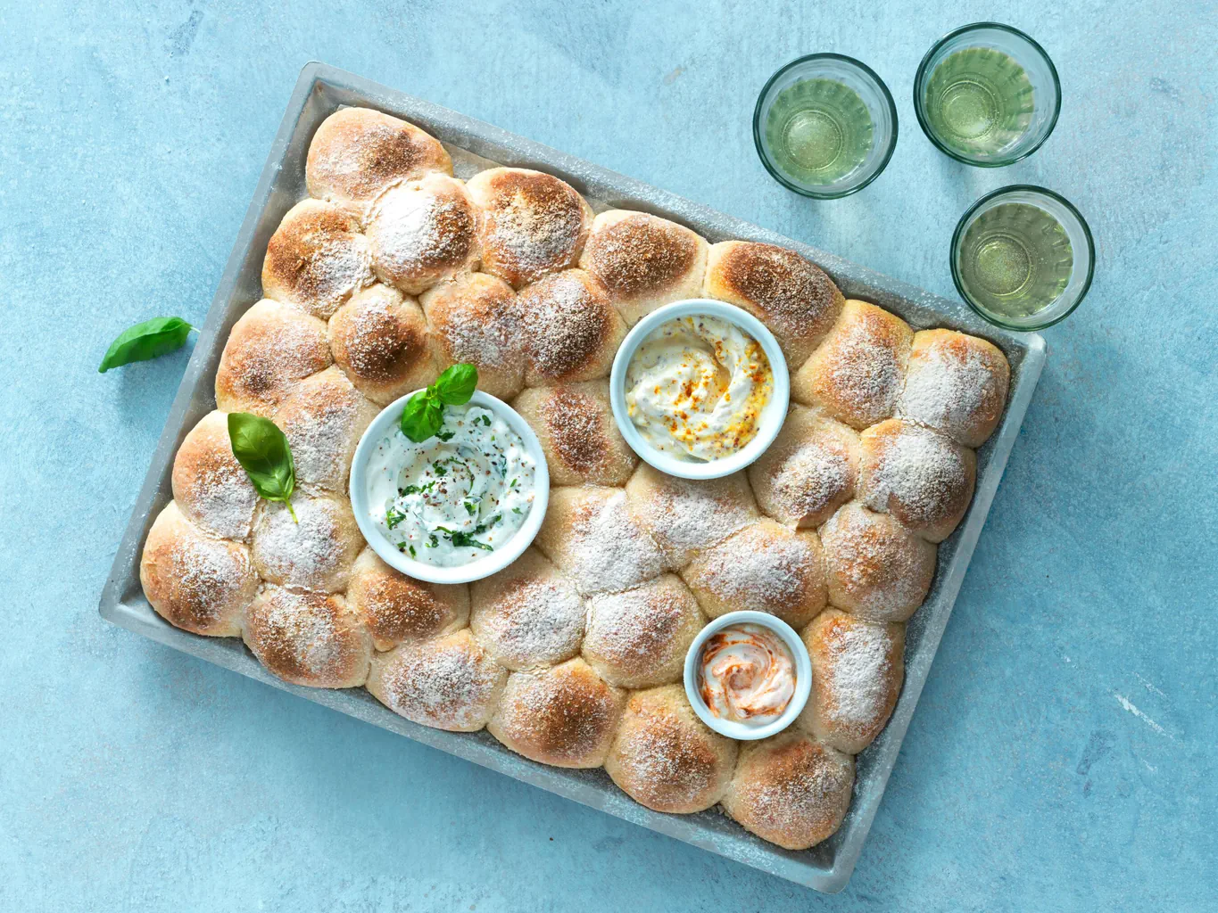 Petits pains en pâte à pinsa avec dips