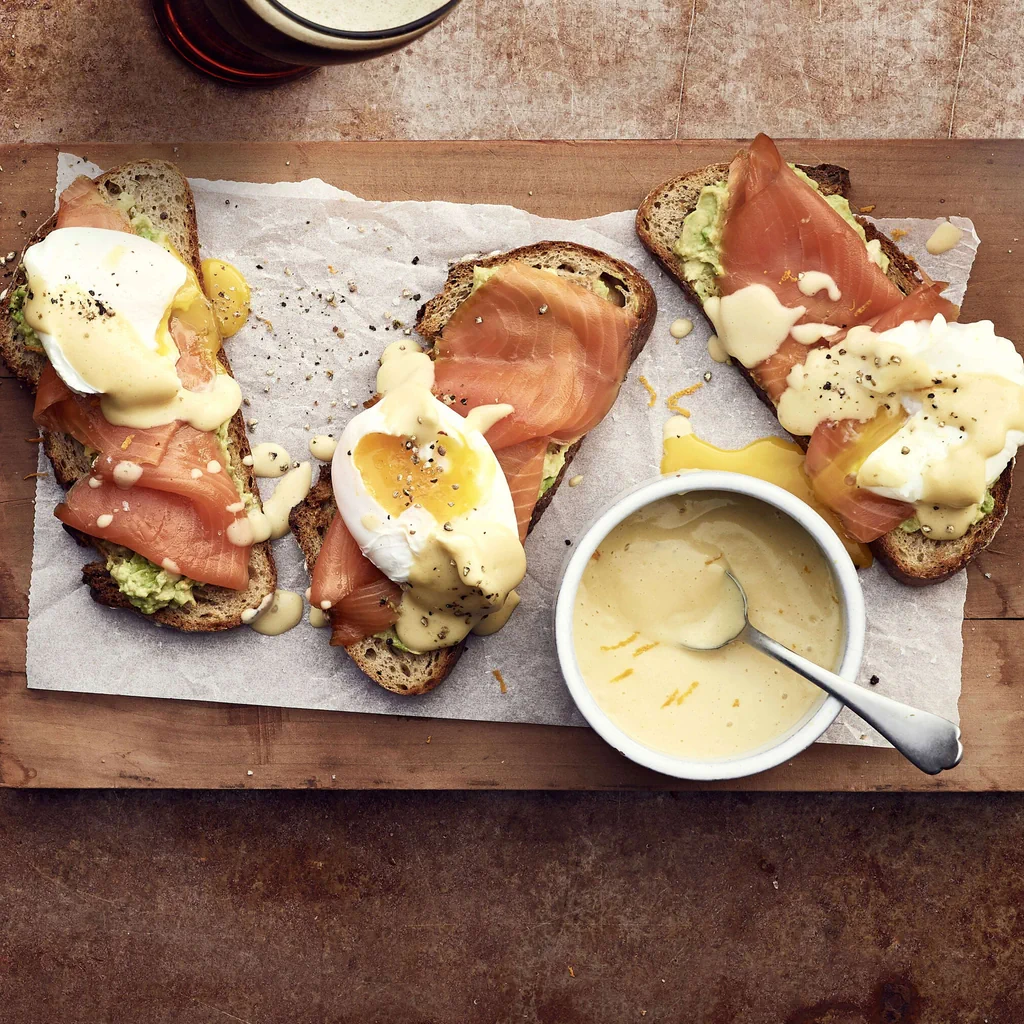 Pain grillé au saumon avec sauce hollandaise à la bière