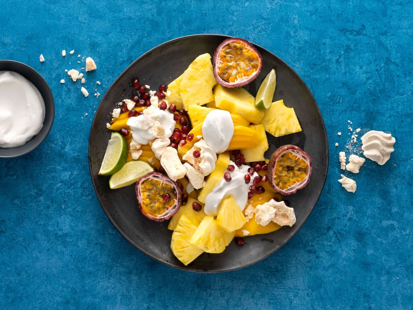 Exotische Früchte mit Kokosrahm
