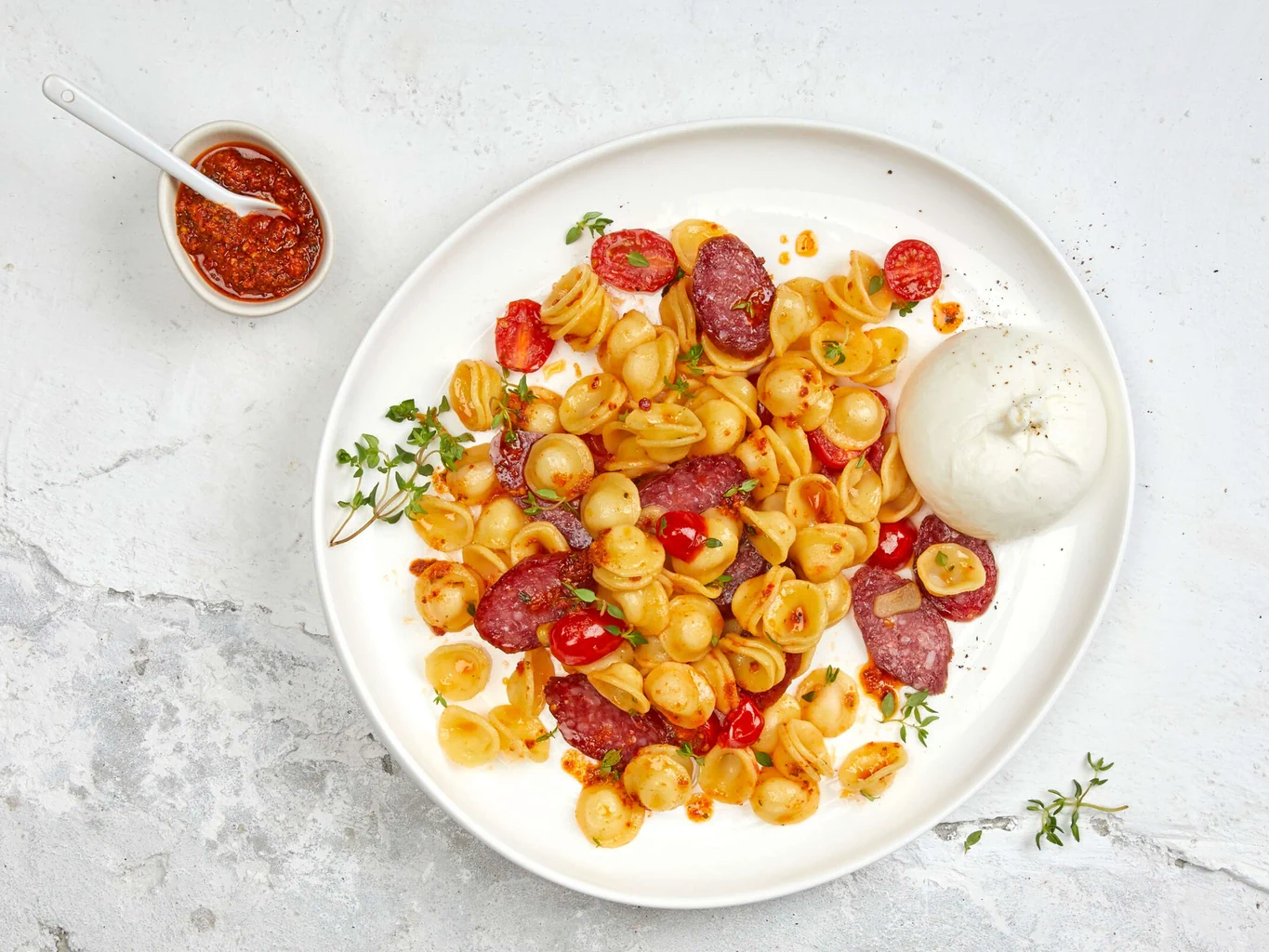 Salade de pâtes au salametti avec burrata