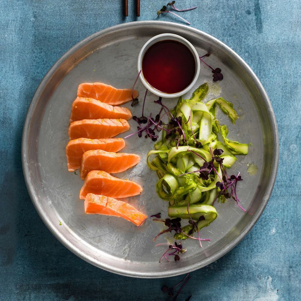 Lachs-Tataki mit Spargeln