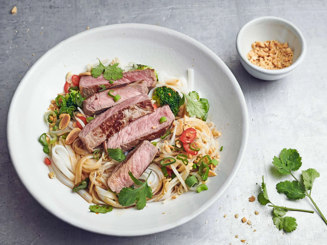 Bowl di linguine di riso e carne di manzo