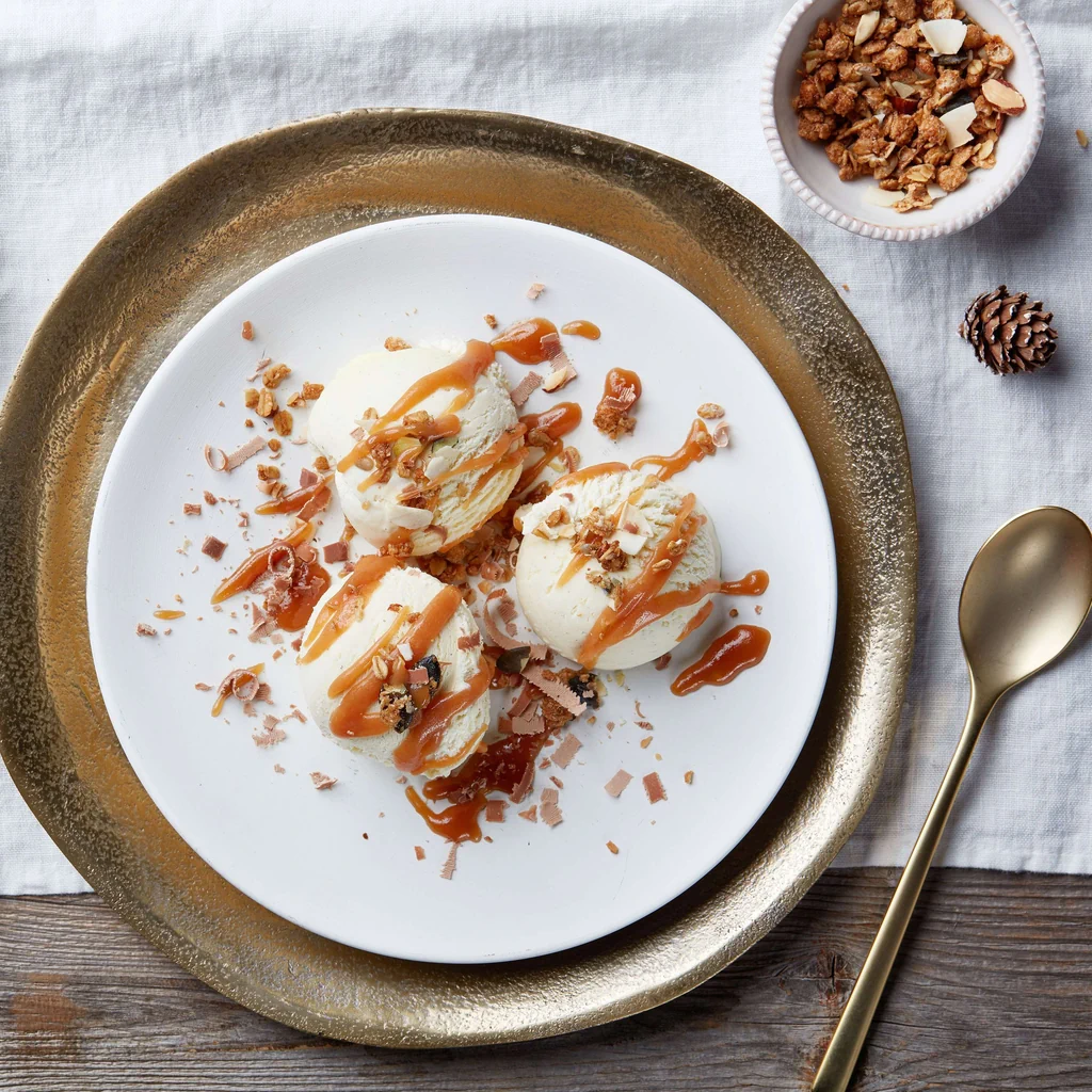 Vanilleglace mit Honig-Caramel-Sauce und Granola