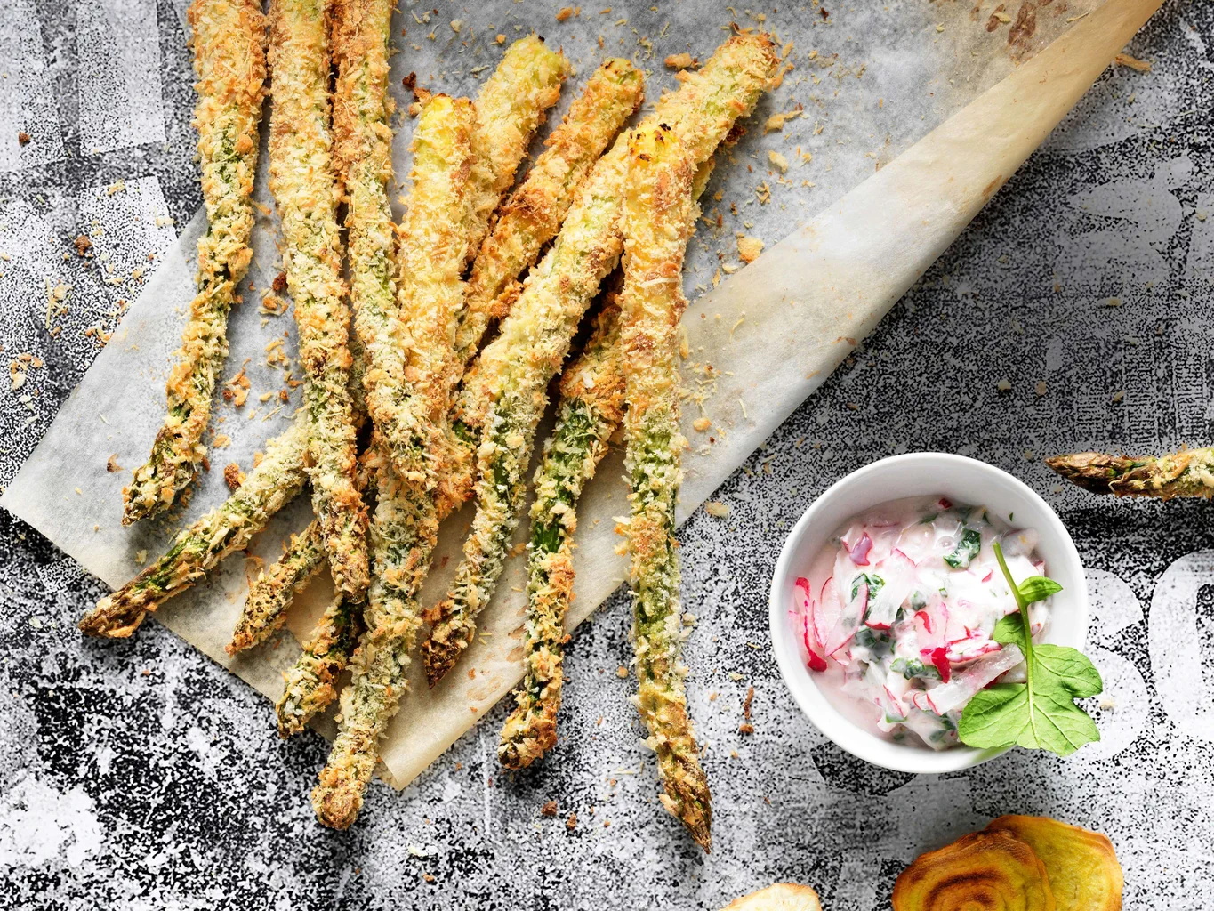 Asperges croustillantes et dip aux radis roses