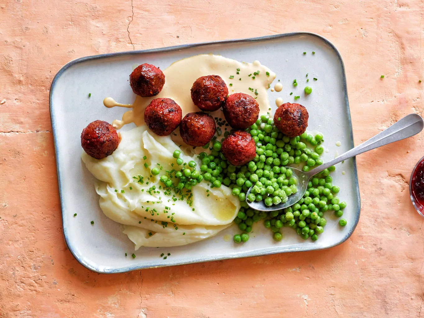 Vegetarische Hackbällchen mit Kartoffelstock und Erbsen
