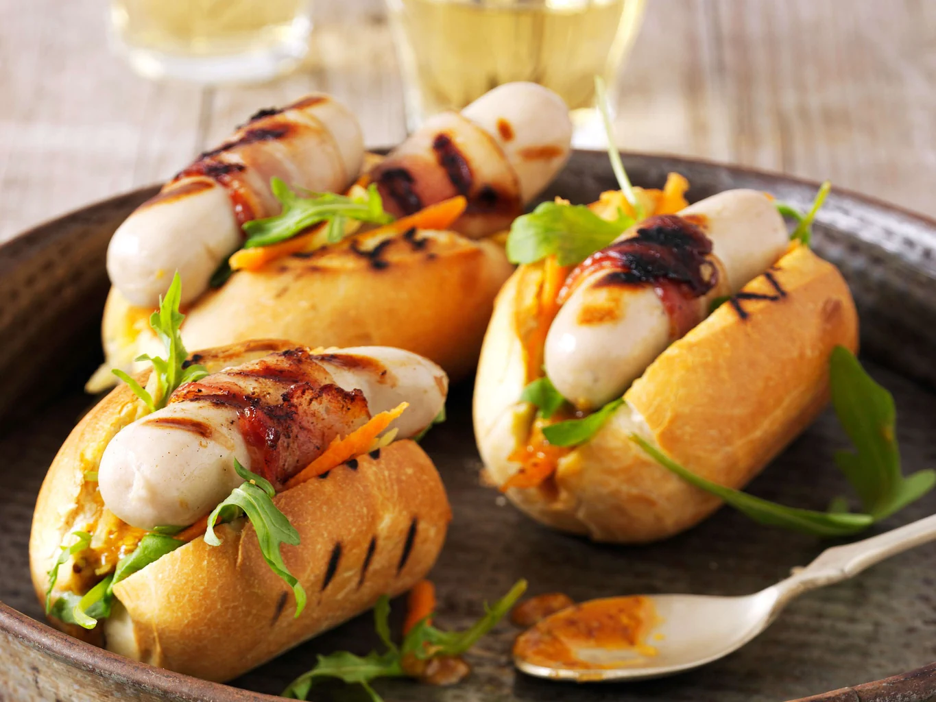 Hot dog di cipollata e pancetta alla griglia