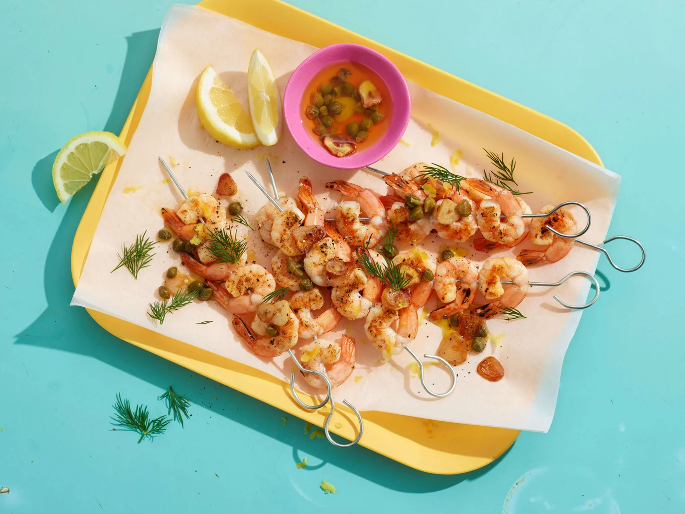 Brochettes de crevettes avec vinaigrette à l’ail
