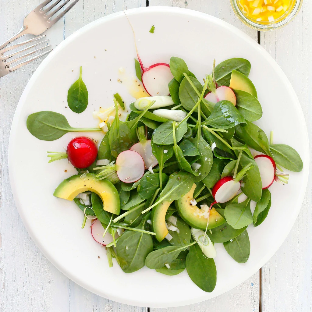 Salade d’épinards avec radis roses, avocat et vinaigrette au citron