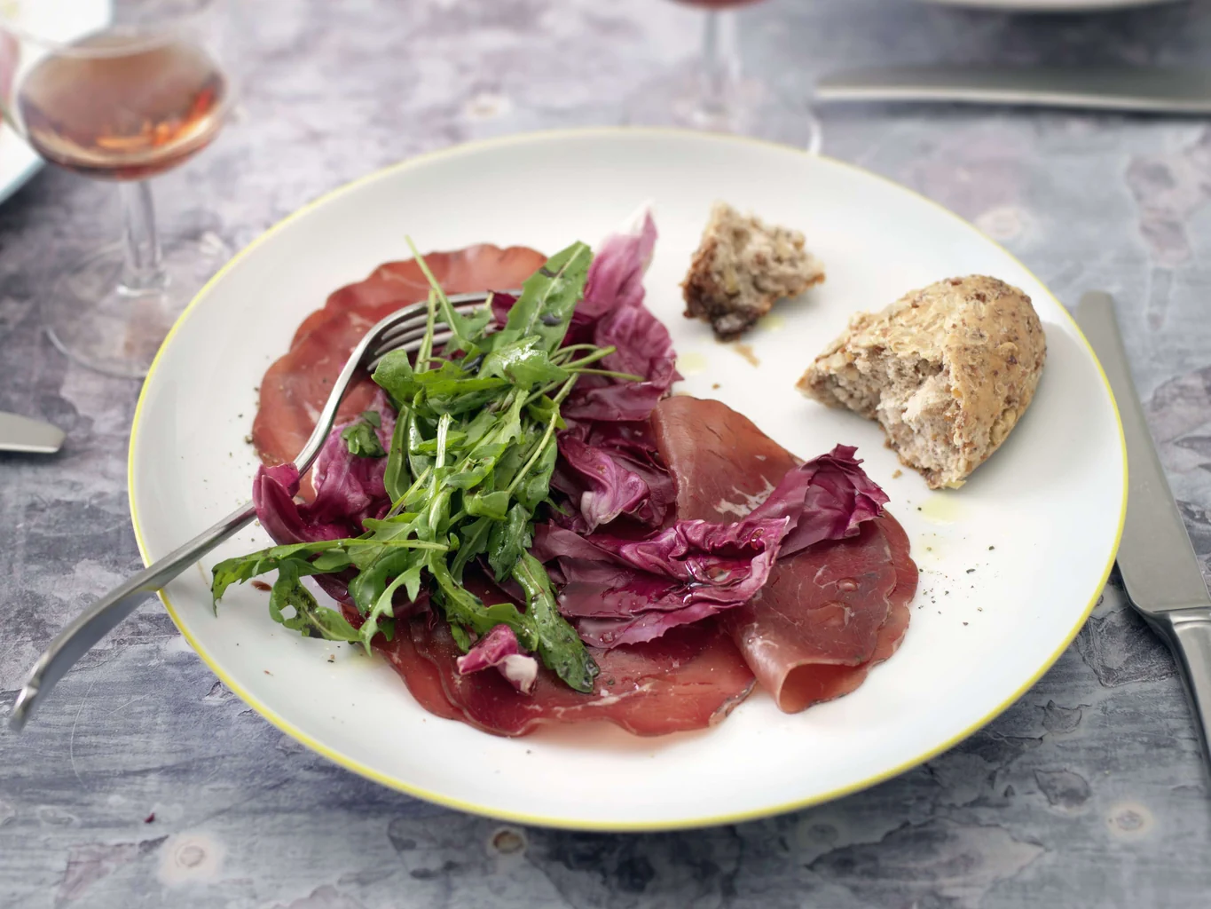 Bresaola-Carpaccio mit italienischem Salat