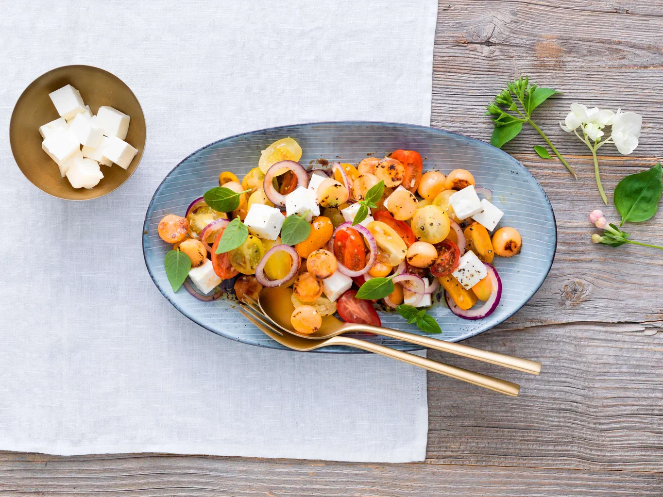 Grillierte Melonen mit Feta und Tomaten
