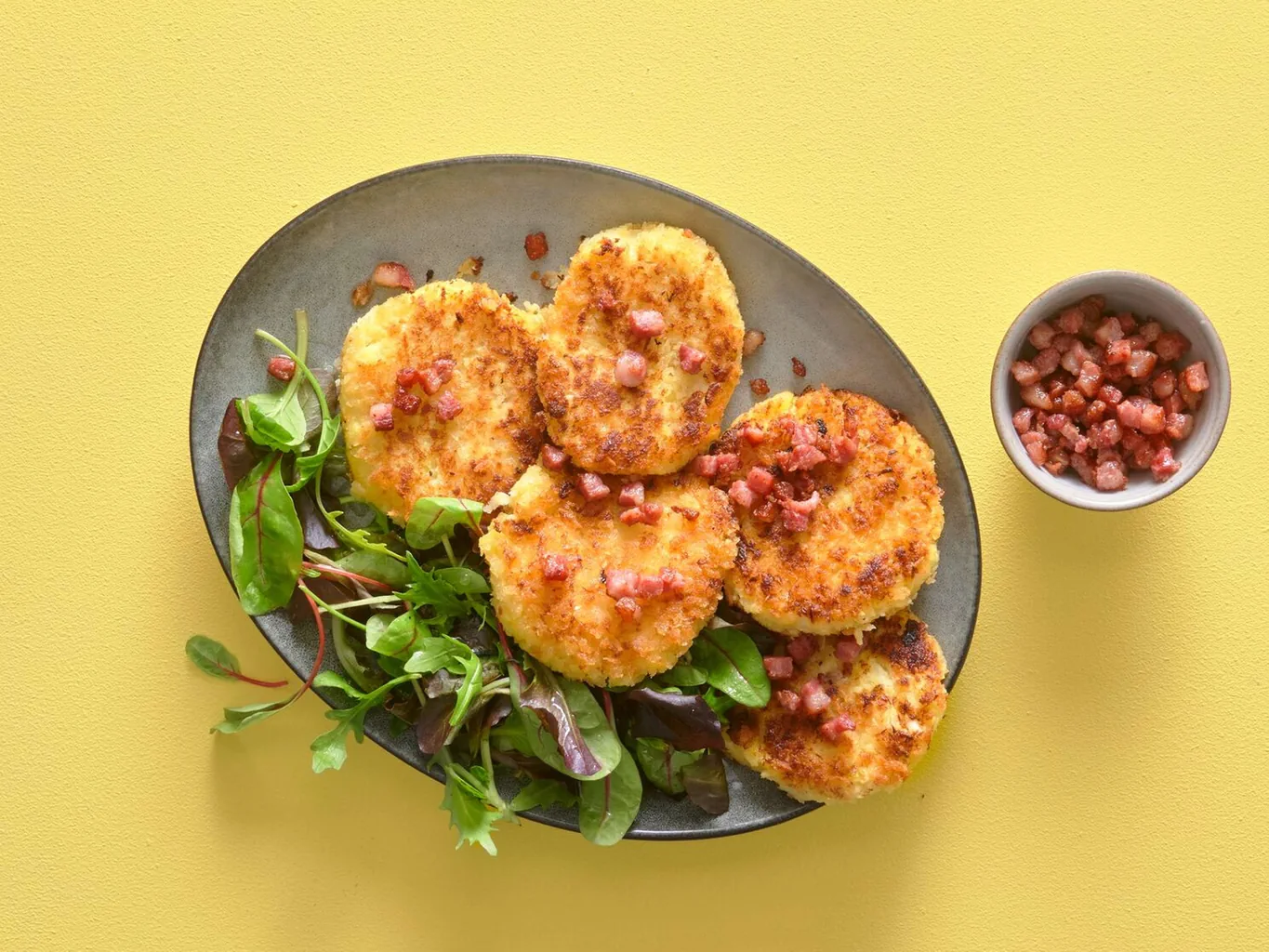 Galettes de pommes de terre avec chou et lardons