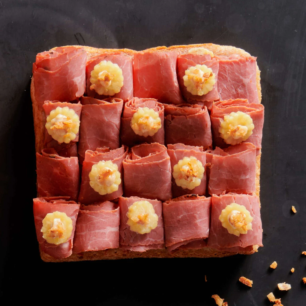 Canapé au pastrami avec mayonnaise aux oignons rissolés