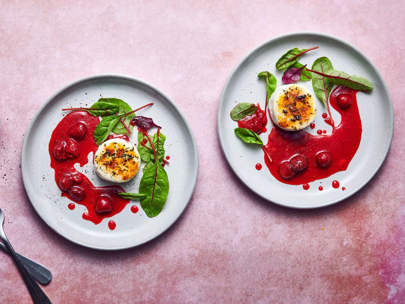 Gebackener Ziegenkäse mit Pfeffer-Himbeer-Sauce