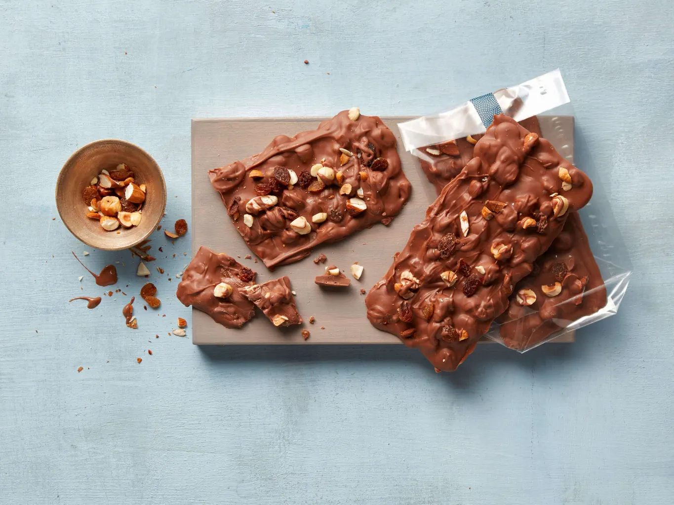 Cioccolato con nocciole e uva sultanina