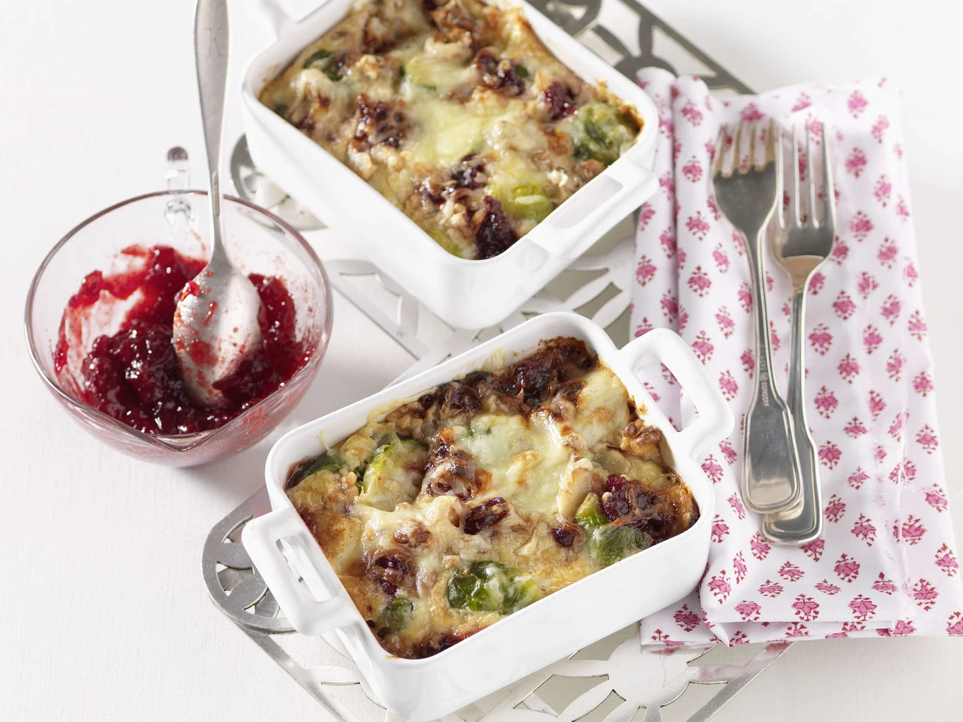 Rosenkohlgratin mit Preiselbeeren und Bergkäse